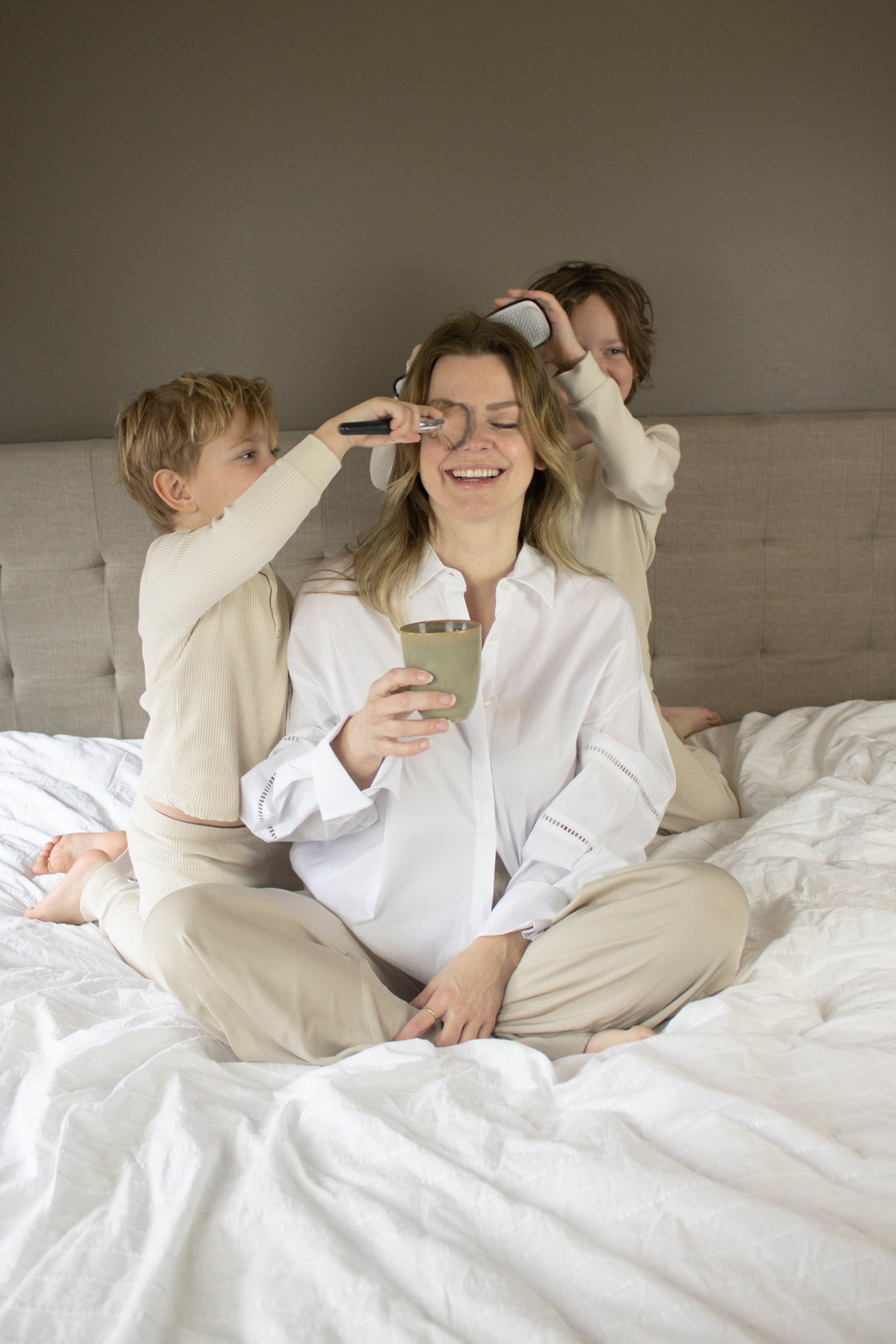 Mommie op bed met kids